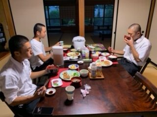 食事をする米子東高野球部員